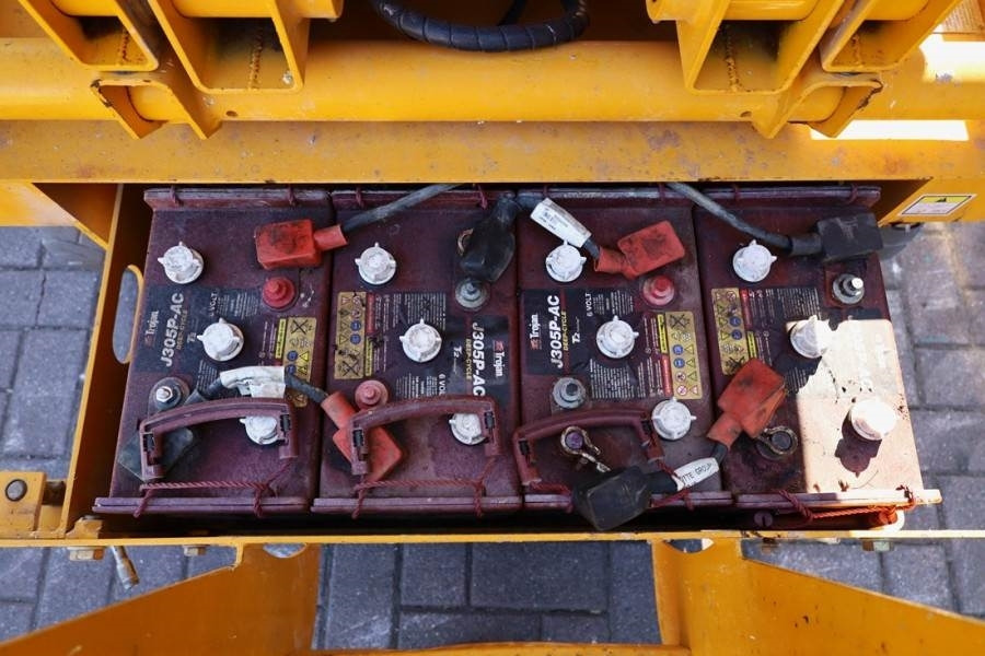 Haulotte Compact 10 Electric, 10m Working Height, 450kg Cap - Nacelle ciseaux: photos 3 Haulotte Compact 10 Electric, 10m Working Height, 450kg Cap - Nacelle ciseaux: photos 3