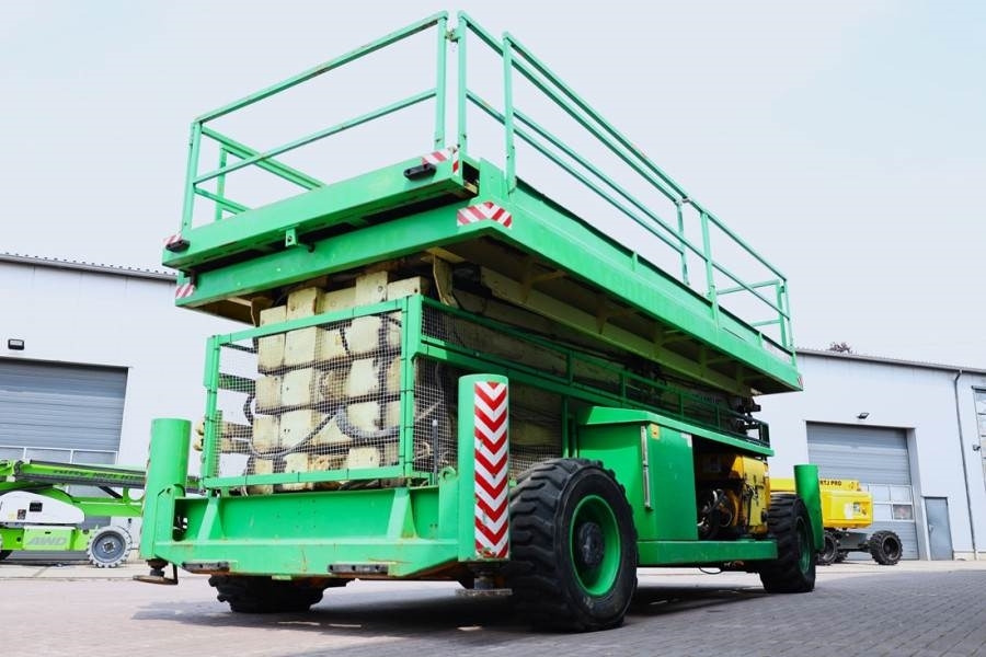 Holland Lift Megastar G-320DL30-4WDS/N Diesel, 4x4x4 Drive, 34m - Nacelle ciseaux: photos 2 Holland Lift Megastar G-320DL30-4WDS/N Diesel, 4x4x4 Drive, 34m - Nacelle ciseaux: photos 2