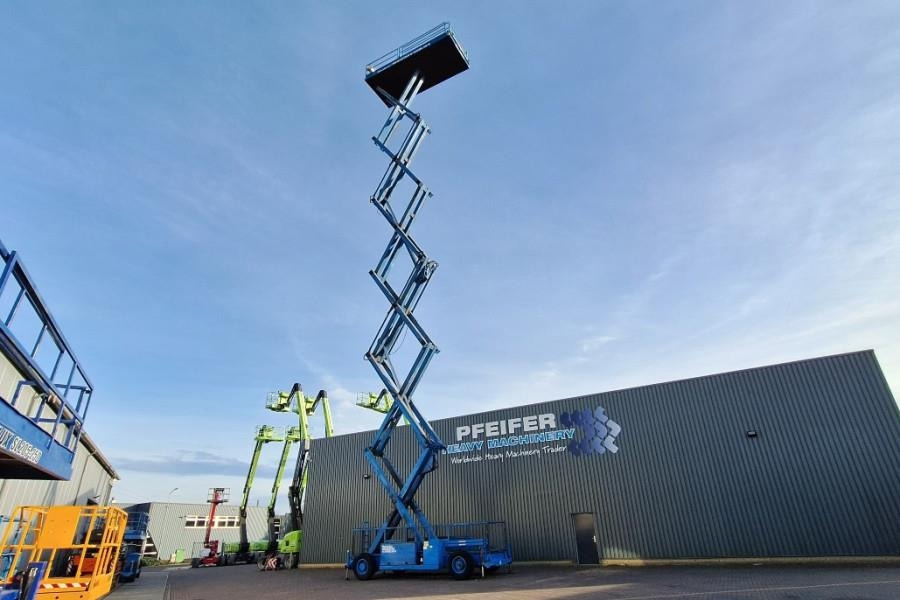 Holland Lift Megastar G300DL30/S Diesel, 4x4x4 Drive, 33.5m Wor - Nacelle ciseaux: photos 3 Holland Lift Megastar G300DL30/S Diesel, 4x4x4 Drive, 33.5m Wor - Nacelle ciseaux: photos 3