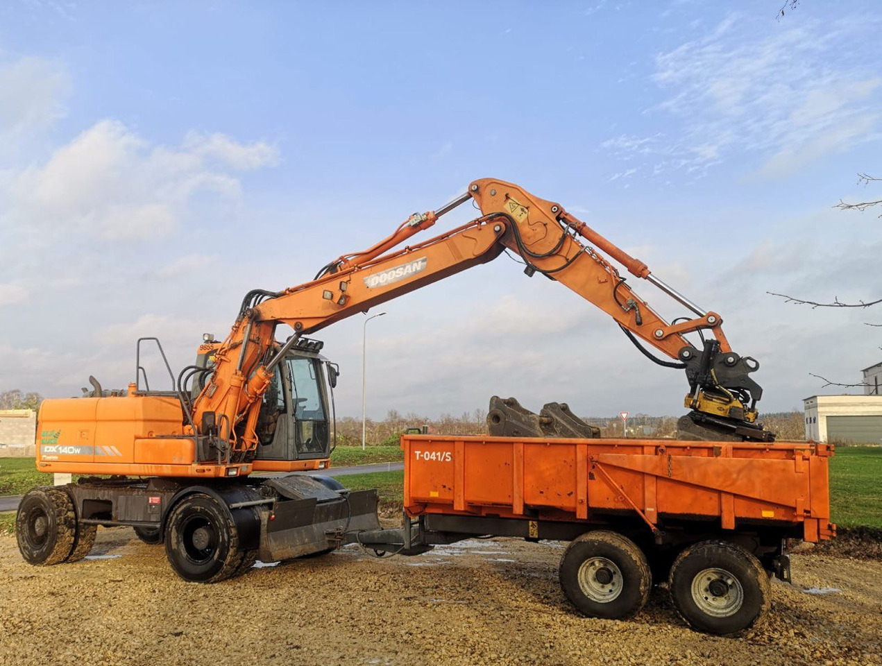 Doosan DX 140 - Pelle sur pneus: photos 1 Doosan DX 140 - Pelle sur pneus: photos 1