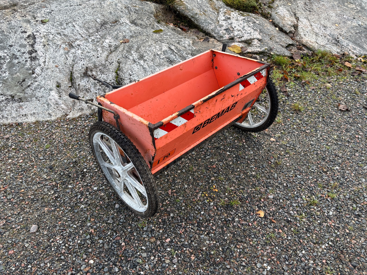 Bemab J70 - Epandeur de sable: photos 1 Bemab J70 - Epandeur de sable: photos 1