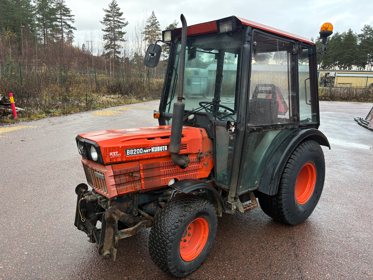 Kubota B8200 HST - Tracteur agricole: photos 1 Kubota B8200 HST - Tracteur agricole: photos 1