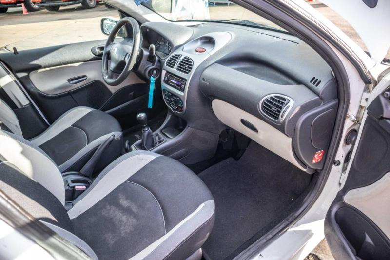 Voiture Peugeot 206 SW: photos 10