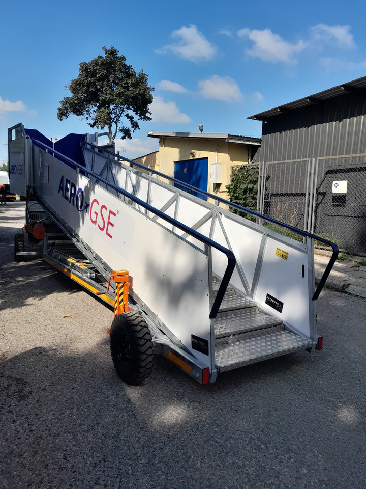 AERO-GSE stairs Towable stairs with the pedestrian movement ( 2,4-3,8m) - Escalier d'embarquement: photos 2 AERO-GSE stairs Towable stairs with the pedestrian movement ( 2,4-3,8m) - Escalier d'embarquement: photos 2