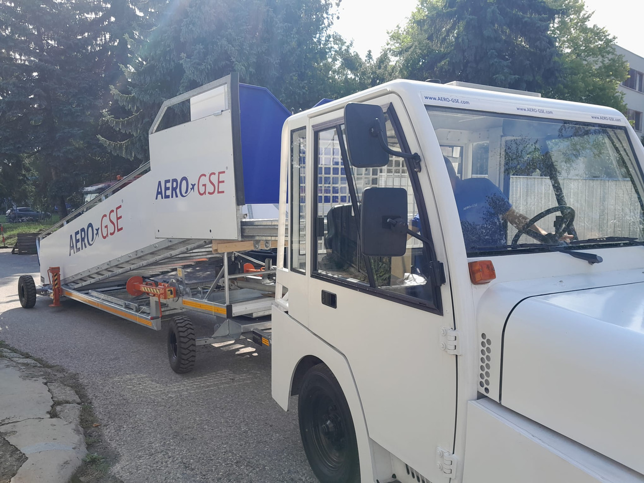 AERO-GSE stairs Towable stairs with the pedestrian movement ( 2,4-3,8m) - Escalier d'embarquement: photos 5 AERO-GSE stairs Towable stairs with the pedestrian movement ( 2,4-3,8m) - Escalier d'embarquement: photos 5