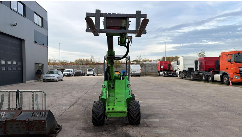 Avant 745 TDL (BELGIAN MACHINE / TOP CONDITION / 4X4 OPTIDRIVE / INCL ATTACHMENTS) - Chargeuse compacte sur chenilles: photos 3 Avant 745 TDL (BELGIAN MACHINE / TOP CONDITION / 4X4 OPTIDRIVE / INCL ATTACHMENTS) - Chargeuse compacte sur chenilles: photos 3