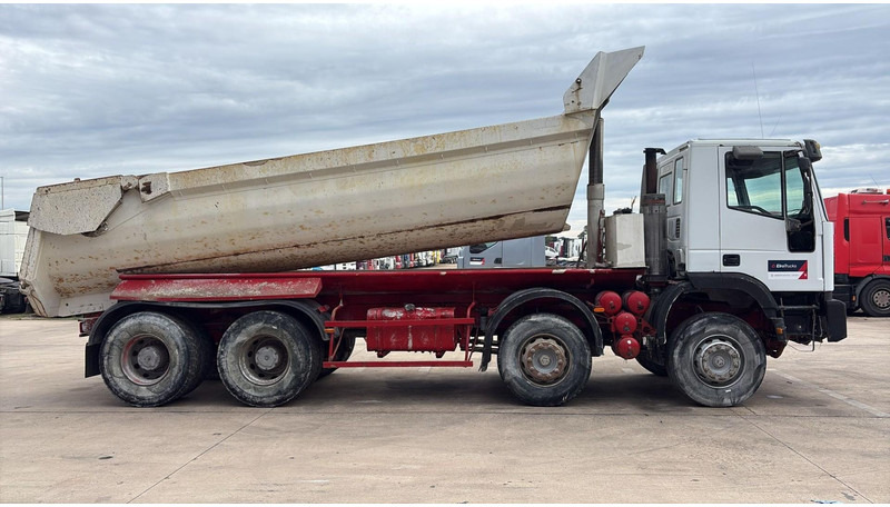 Iveco EUROTRAKKER 320 E 35 (GRAND PONT / LAMES / POMPE MANUELLE / 8X4 / CURSOR 8) - Camion benne: photos 4 Iveco EUROTRAKKER 320 E 35 (GRAND PONT / LAMES / POMPE MANUELLE / 8X4 / CURSOR 8) - Camion benne: photos 4