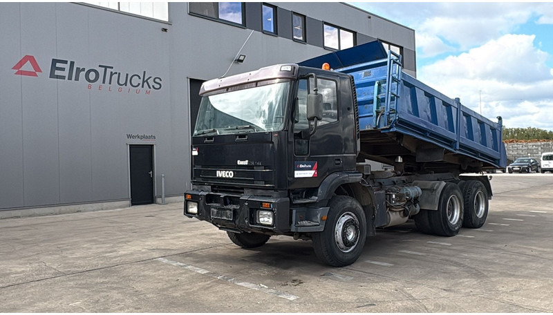 Iveco Eurotrakker 260 E 34 (POMPE MANUELLE / MANUAL PUMP / MANUAL GEARBOX / BOITE MANUELLE / LAMES) - Camion benne: photos 1 Iveco Eurotrakker 260 E 34 (POMPE MANUELLE / MANUAL PUMP / MANUAL GEARBOX / BOITE MANUELLE / LAMES) - Camion benne: photos 1