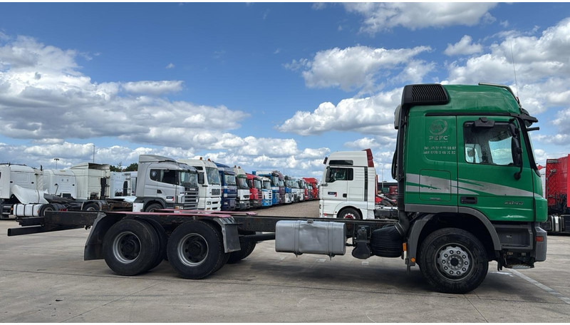 Mercedes-Benz Actros 2646 (LAMES / V6 / GRAND PONT / STEEL SUSP / MP3 / BOITE MANUELLE) - Châssis cabine: photos 3 Mercedes-Benz Actros 2646 (LAMES / V6 / GRAND PONT / STEEL SUSP / MP3 / BOITE MANUELLE) - Châssis cabine: photos 3