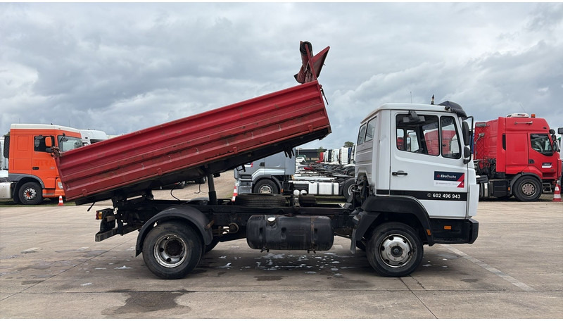 Mercedes-Benz SK 814 (SPER / AUXILAIRY / MANUAL PUMP / STEEL SUSP. / 6 CYLINDER / 3 WAY TIPPER / PERFECT) - Camion benne: photos 5 Mercedes-Benz SK 814 (SPER / AUXILAIRY / MANUAL PUMP / STEEL SUSP. / 6 CYLINDER / 3 WAY TIPPER / PERFECT) - Camion benne: photos 5