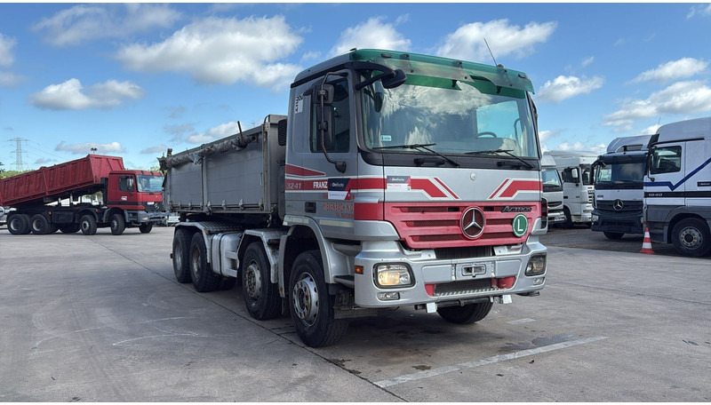 Mercedes-Benz actros 3241 (8X4 / LAMES / GRAND PONT / GRAND BENNE / TRES BONNE ETAT) - Camion benne: photos 3 Mercedes-Benz actros 3241 (8X4 / LAMES / GRAND PONT / GRAND BENNE / TRES BONNE ETAT) - Camion benne: photos 3