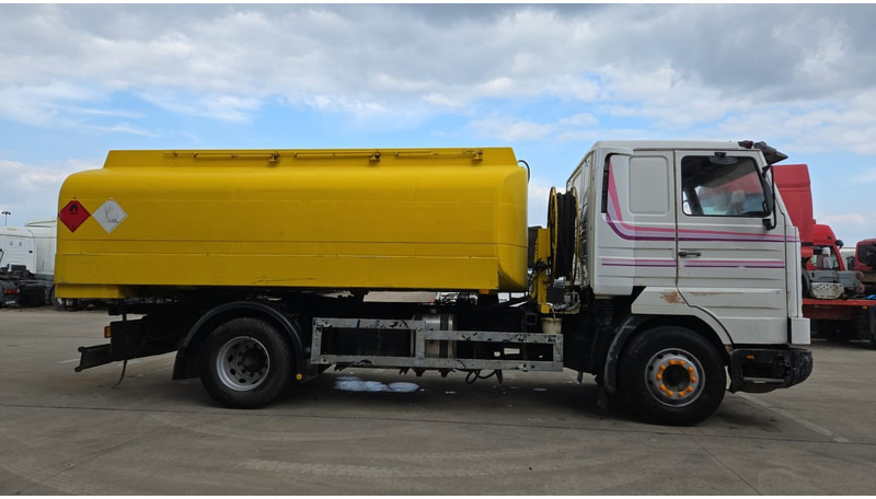 Scania 113-360 (13500L / POMPE MANUELLE / MANUAL PUMP / TOP CONDITION / WITH PUMP + COUNTER !!) - Camion citerne: photos 4 Scania 113-360 (13500L / POMPE MANUELLE / MANUAL PUMP / TOP CONDITION / WITH PUMP + COUNTER !!) - Camion citerne: photos 4