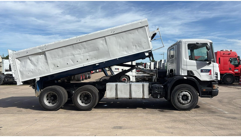 Scania 94 - 260 (BOITE MANUELLE / LAMES / STEEL SUSP. / 6X4 / MANUAL GEARBOX) - Camion benne: photos 3 Scania 94 - 260 (BOITE MANUELLE / LAMES / STEEL SUSP. / 6X4 / MANUAL GEARBOX) - Camion benne: photos 3