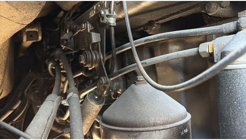 Camion benne Scania 94 - 260 (BOITE MANUELLE / LAMES / STEEL SUSP. / 6X4 / MANUAL GEARBOX): photos 16