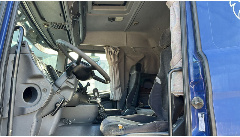 Photo d'intérieur 2: Tracteur routier Scania 124-420 (MANUAL GEARBOX / BOITE MANUELLE)