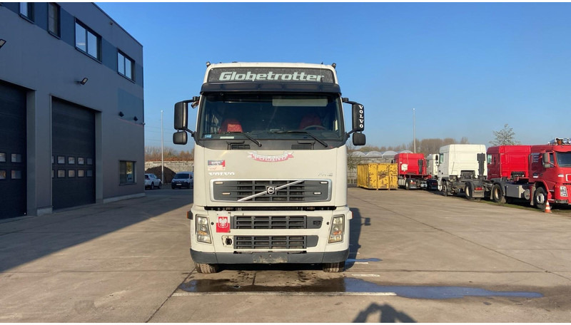 Volvo FH 12.420 (PTO / POMPE HYDRAULIQUE / BOITE MANUELLE / MANUAL GEARBOX) - Tracteur routier: photos 2 Volvo FH 12.420 (PTO / POMPE HYDRAULIQUE / BOITE MANUELLE / MANUAL GEARBOX) - Tracteur routier: photos 2