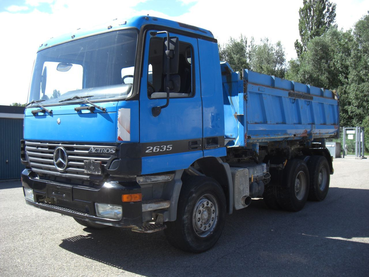 Mercedes-Benz 2635K 6x4 - Camion benne: photos 1 Mercedes-Benz 2635K 6x4 - Camion benne: photos 1
