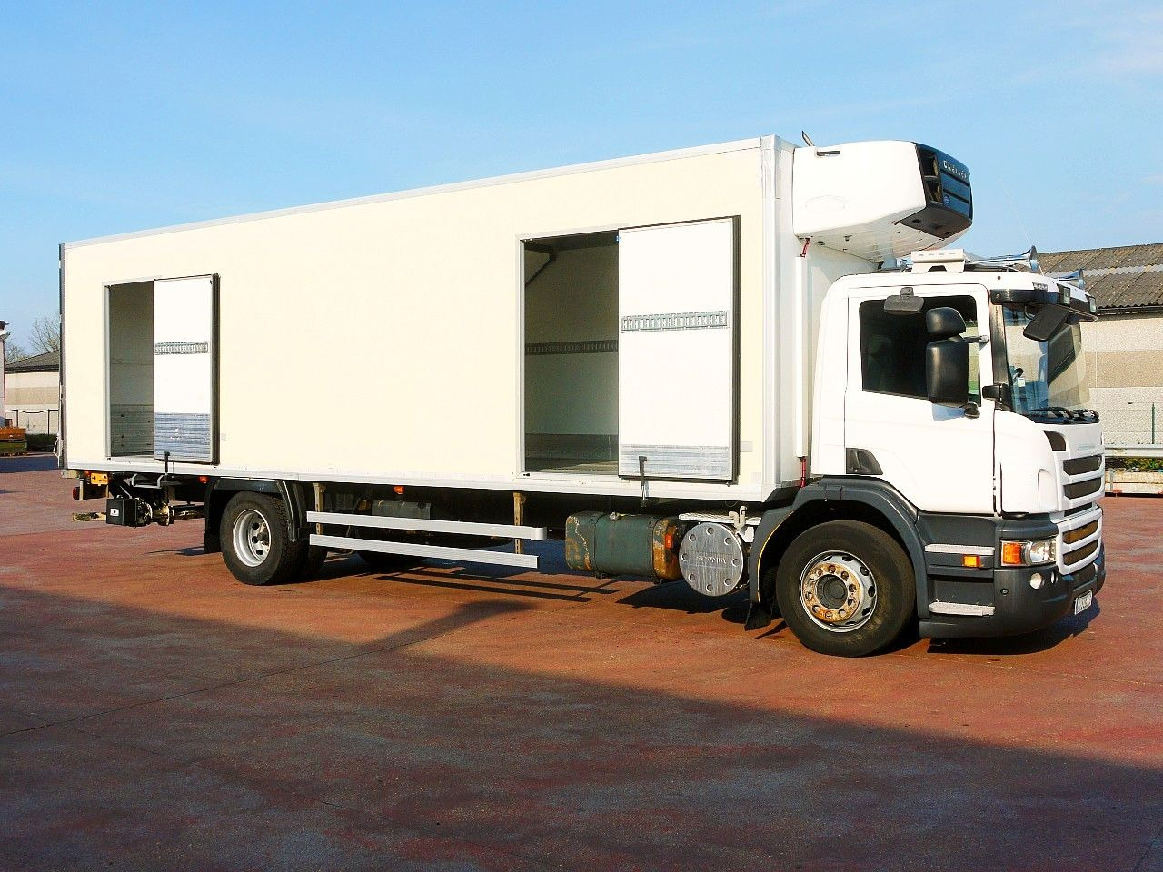 Scania P 230 KUHLKOFFER CARRIER SUPRA 950 MT A/C Scania P 230 KUHLKOFFER CARRIER SUPRA 950 MT A/C - Camion frigorifique: photos 3 Scania P 230 KUHLKOFFER CARRIER SUPRA 950 MT A/C Scania P 230 KUHLKOFFER CARRIER SUPRA 950 MT A/C - Camion frigorifique: photos 3