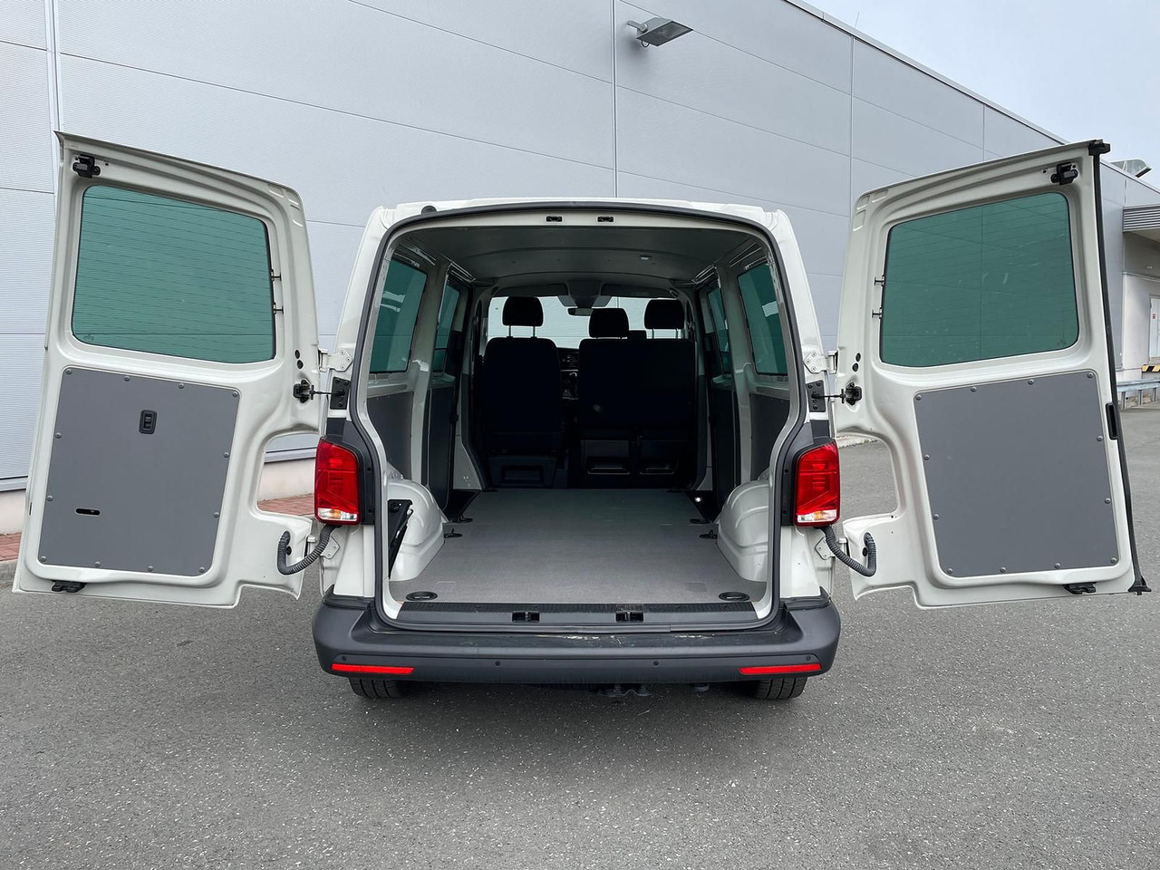 Voiture neuf Volkswagen T6.1 Transporter 2.0 TDI lang 4MOTION SITZHZ NAV: photos 30