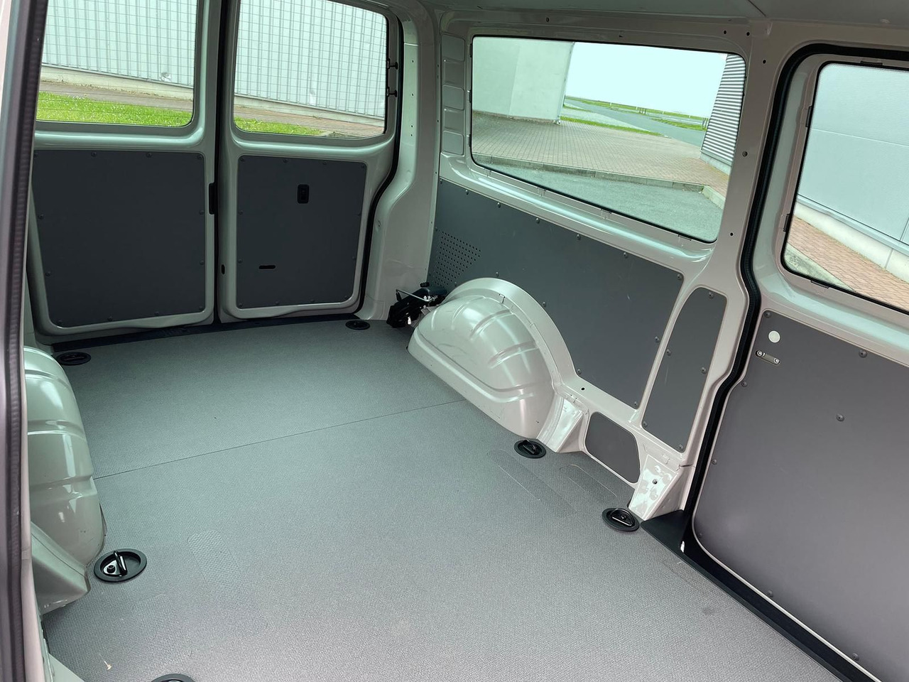 Voiture neuf Volkswagen T6.1 Transporter 2.0 TDI lang 4MOTION SITZHZ NAV: photos 10