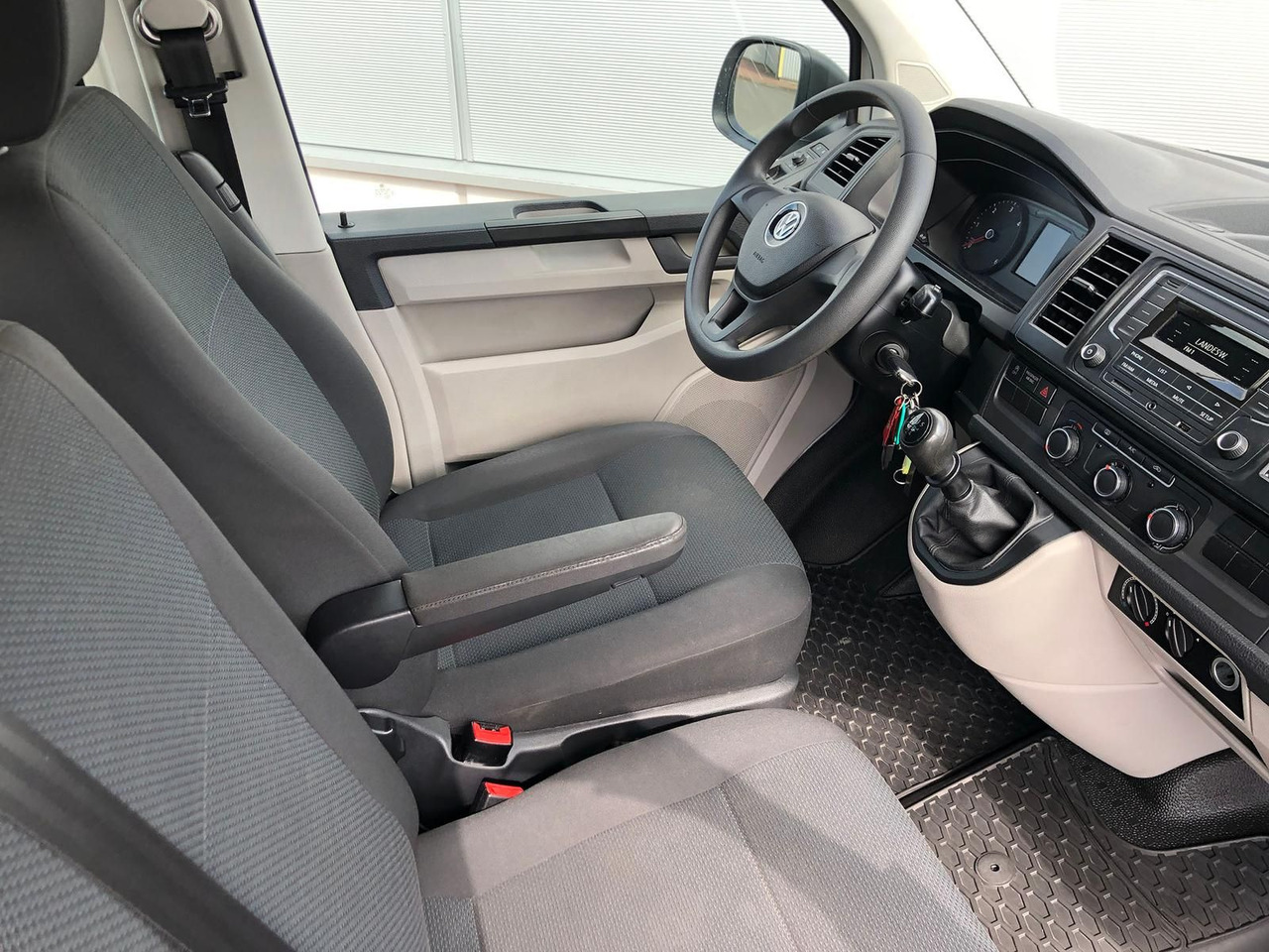 Minibus, Transport de personnes Volkswagen T6 Transporter 2.0 TDI Kombi lang 9-SITZE TEMP: photos 29