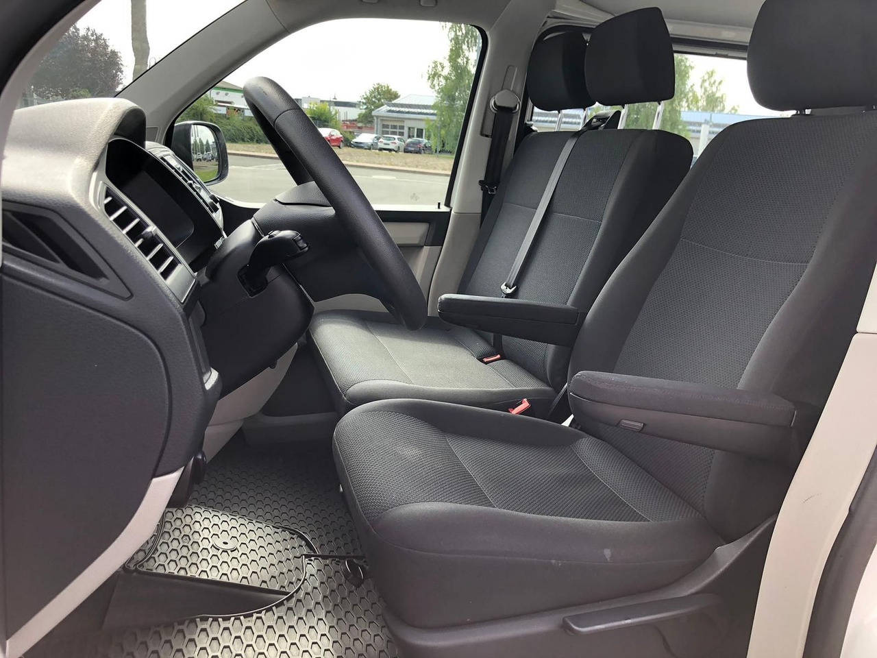 Voiture Volkswagen T6 Transporter 2.0 TDI Kombi lang 9-SITZE TEMP: photos 23