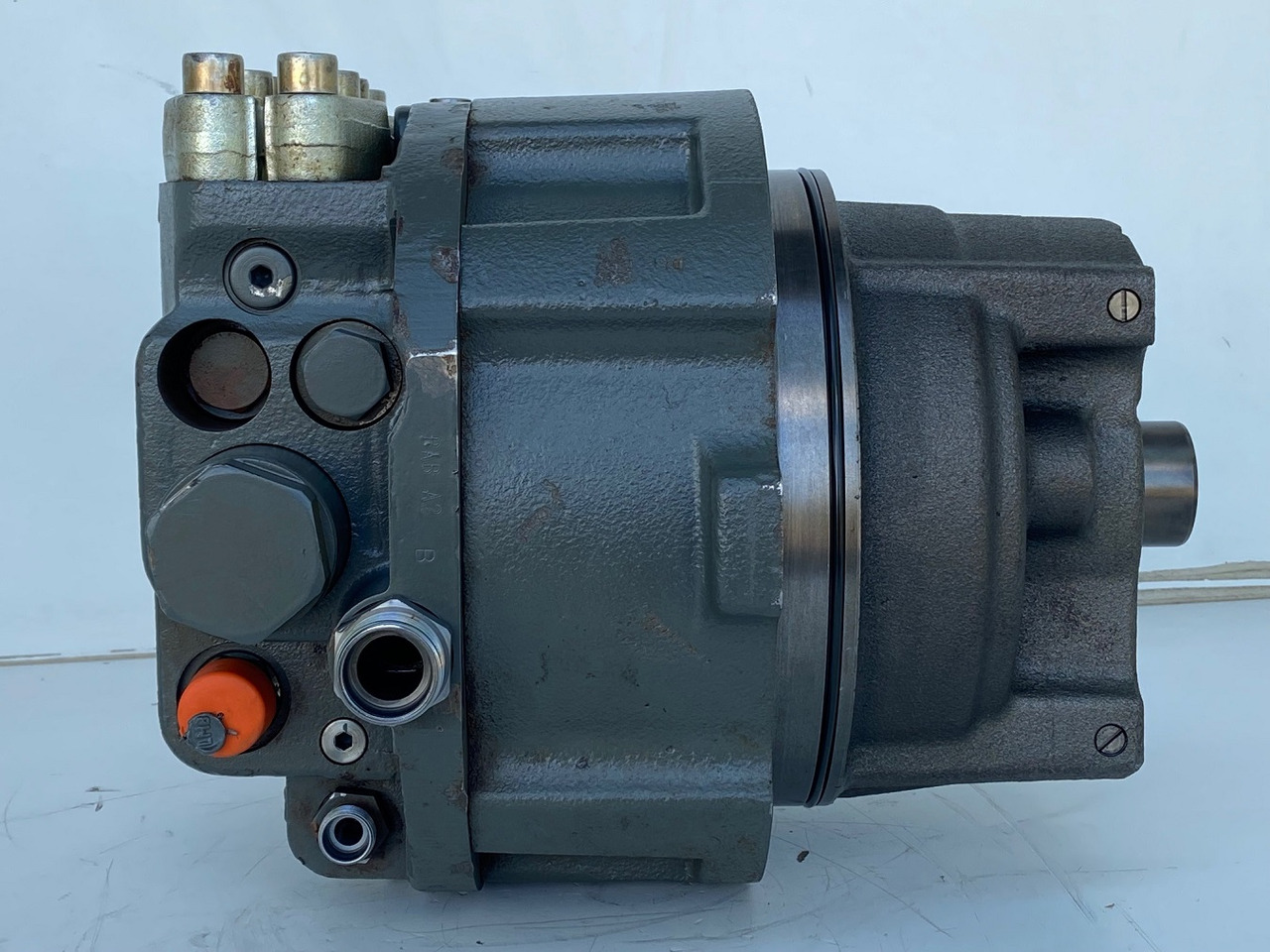 Liebherr Hydraulikeinbaumotor CMVE O 108. ID-Nr.10118562 - ID-Nr.10132610 - ID-Nr.10129048. LOS1916, LOS916, LOS926, R906, R916, R918, R920, R922, R924, R926COMP, R926, R936. #27979# - Moteur hydraulique pour Pelle sur chenille: photos 2 Liebherr Hydraulikeinbaumotor CMVE O 108. ID-Nr.10118562 - ID-Nr.10132610 - ID-Nr.10129048. LOS1916, LOS916, LOS926, R906, R916, R918, R920, R922, R924, R926COMP, R926, R936. #27979# - Moteur hydraulique pour Pelle sur chenille: photos 2