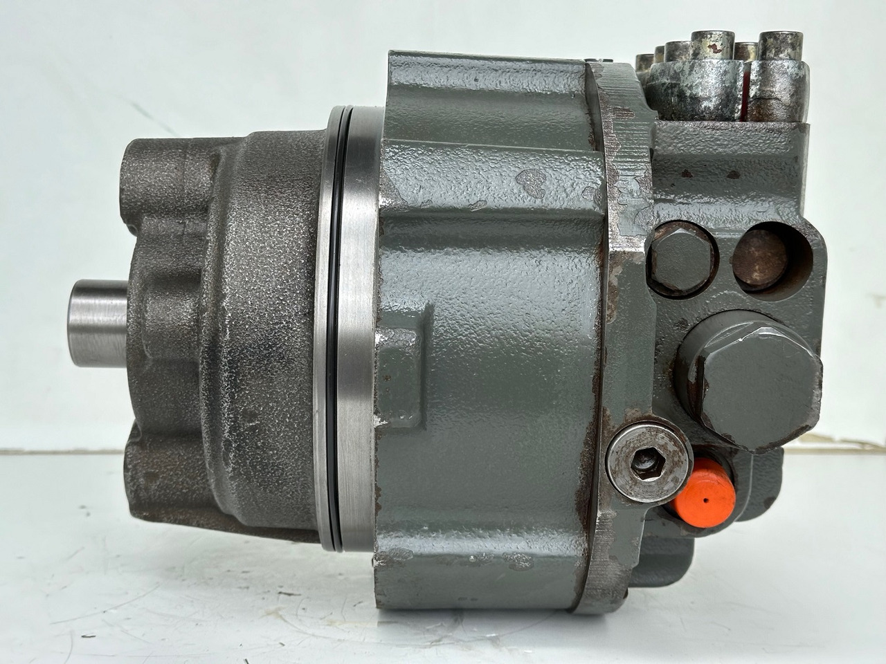 Liebherr Hydraulikeinbaumotor CMVE O 108. ID-Nr.10118562 - ID-Nr.10132610 - ID-Nr.10129048. LOS1916, LOS916, LOS926, R906, R916, R918, R920, R922, R924, R926COMP, R926, R936. #28313# - Moteur hydraulique pour Engins de chantier: photos 4 Liebherr Hydraulikeinbaumotor CMVE O 108. ID-Nr.10118562 - ID-Nr.10132610 - ID-Nr.10129048. LOS1916, LOS916, LOS926, R906, R916, R918, R920, R922, R924, R926COMP, R926, R936. #28313# - Moteur hydraulique pour Engins de chantier: photos 4