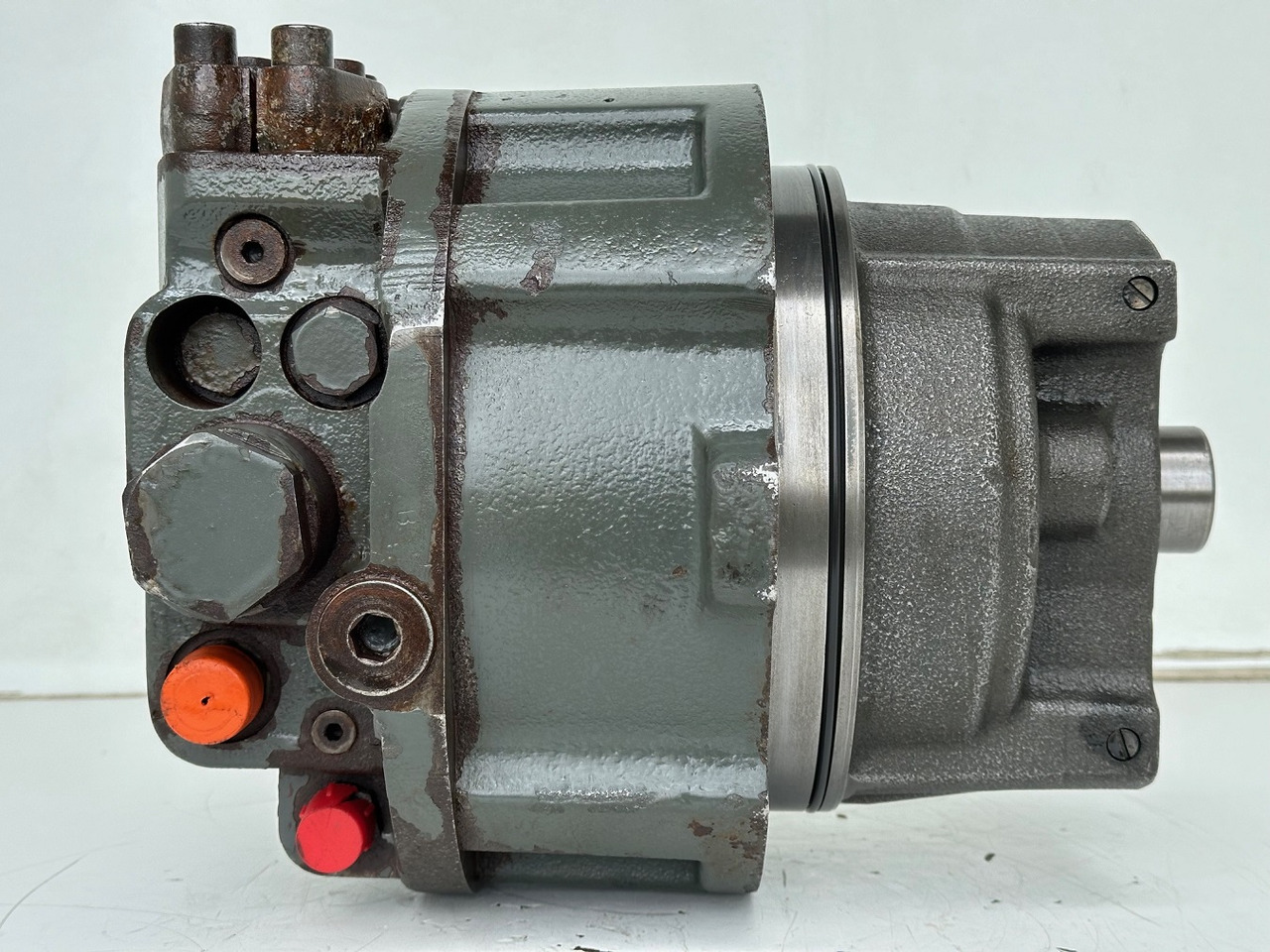 Liebherr Hydraulikeinbaumotor CMVE O 108. ID-Nr.10118562 - ID-Nr.10132610 - ID-Nr.10129048. LOS1916, LOS916, LOS926, R906, R916, R918, R920, R922, R924, R926COMP, R926, R936. #28314# - Moteur hydraulique pour Engins de chantier: photos 3 Liebherr Hydraulikeinbaumotor CMVE O 108. ID-Nr.10118562 - ID-Nr.10132610 - ID-Nr.10129048. LOS1916, LOS916, LOS926, R906, R916, R918, R920, R922, R924, R926COMP, R926, R936. #28314# - Moteur hydraulique pour Engins de chantier: photos 3