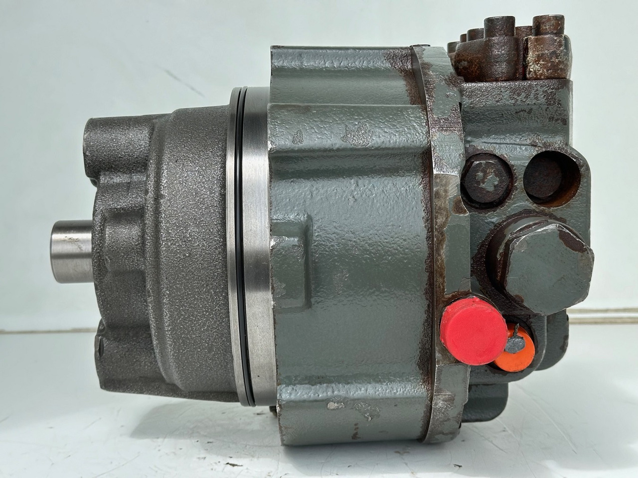 Liebherr Hydraulikeinbaumotor CMVE O 108. ID-Nr.10118562 - ID-Nr.10132610 - ID-Nr.10129048. LOS1916, LOS916, LOS926, R906, R916, R918, R920, R922, R924, R926COMP, R926, R936. #28314# - Moteur hydraulique pour Engins de chantier: photos 4 Liebherr Hydraulikeinbaumotor CMVE O 108. ID-Nr.10118562 - ID-Nr.10132610 - ID-Nr.10129048. LOS1916, LOS916, LOS926, R906, R916, R918, R920, R922, R924, R926COMP, R926, R936. #28314# - Moteur hydraulique pour Engins de chantier: photos 4