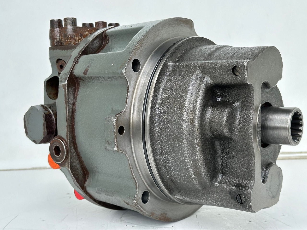 Liebherr Hydraulikeinbaumotor CMVE O 108. ID-Nr.10118562 - ID-Nr.10132610 - ID-Nr.10129048. LOS1916, LOS916, LOS926, R906, R916, R918, R920, R922, R924, R926COMP, R926, R936. #28314# - Moteur hydraulique pour Engins de chantier: photos 1 Liebherr Hydraulikeinbaumotor CMVE O 108. ID-Nr.10118562 - ID-Nr.10132610 - ID-Nr.10129048. LOS1916, LOS916, LOS926, R906, R916, R918, R920, R922, R924, R926COMP, R926, R936. #28314# - Moteur hydraulique pour Engins de chantier: photos 1