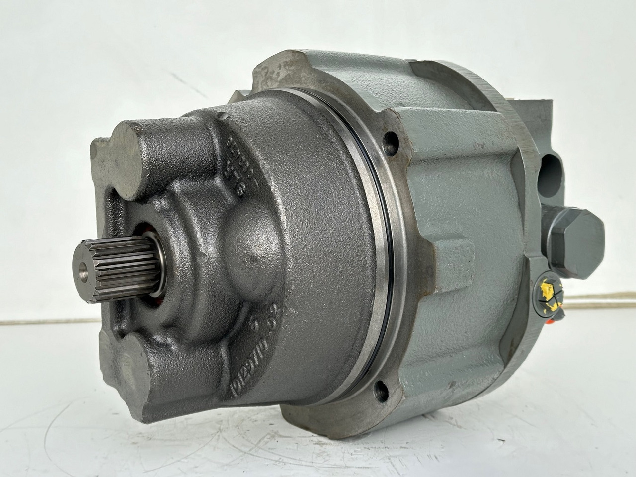 Liebherr Hydraulikeinbaumotor CMVE O 135. ID-Nr.10129570 - ID-Nr.11439804. FAT400P112 - FAT550P093. R930, R934, R936, R940, R944, R946, R950T. #10129570.21538# - Moteur hydraulique pour Engins de chantier: photos 1 Liebherr Hydraulikeinbaumotor CMVE O 135. ID-Nr.10129570 - ID-Nr.11439804. FAT400P112 - FAT550P093. R930, R934, R936, R940, R944, R946, R950T. #10129570.21538# - Moteur hydraulique pour Engins de chantier: photos 1