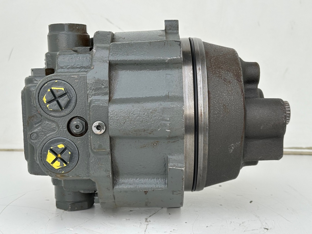 Liebherr Hydraulikeinbaumotor LH46VE 085. ID-Nr.12421312 - ID-Nr.12881023. LO1926, LOS926 K-LC, R922, R924, R926, R926 K-LC, R930 T. #20.38.0978# - Moteur hydraulique pour Engins de chantier: photos 4 Liebherr Hydraulikeinbaumotor LH46VE 085. ID-Nr.12421312 - ID-Nr.12881023. LO1926, LOS926 K-LC, R922, R924, R926, R926 K-LC, R930 T. #20.38.0978# - Moteur hydraulique pour Engins de chantier: photos 4