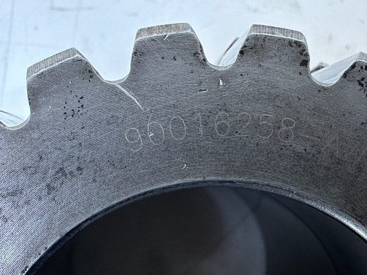 Moteur de translation pour Pelle sur chenille Liebherr Sonnenrad ID-Nr.90016258. FAT400P112,FAT400P130,FAT400P139,LOS1936,LOS926,R926,R928,R930,R934,R936,R938,R940,R944,R946,R950T. #90016258.06.08#: photos 9 Moteur de translation pour Pelle sur chenille Liebherr Sonnenrad ID-Nr.90016258. FAT400P112,FAT400P130,FAT400P139,LOS1936,LOS926,R926,R928,R930,R934,R936,R938,R940,R944,R946,R950T. #90016258.06.08#: photos 9