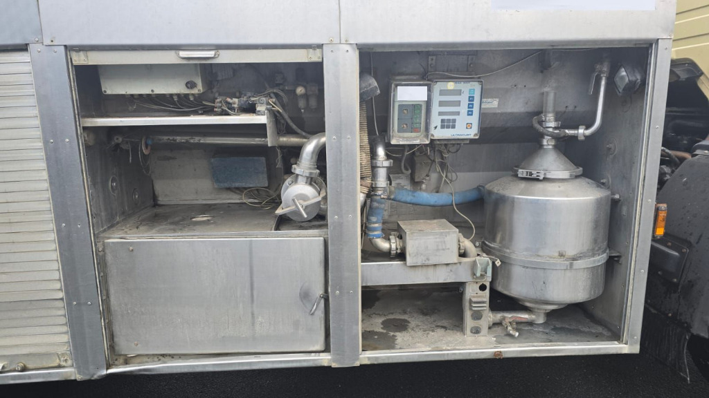 Mercedes Benz 1824 4x2 (Nr. 6217) - Camion citerne: photos 2 Mercedes Benz 1824 4x2 (Nr. 6217) - Camion citerne: photos 2