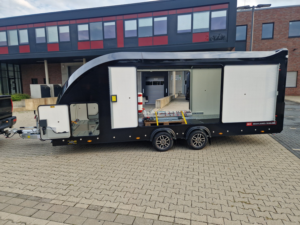 BJT Race Sport 550x210x188cm blackline E Winde Kamera 3500kg - Remorque porte-voitures: photos 1 BJT Race Sport 550x210x188cm blackline E Winde Kamera 3500kg - Remorque porte-voitures: photos 1