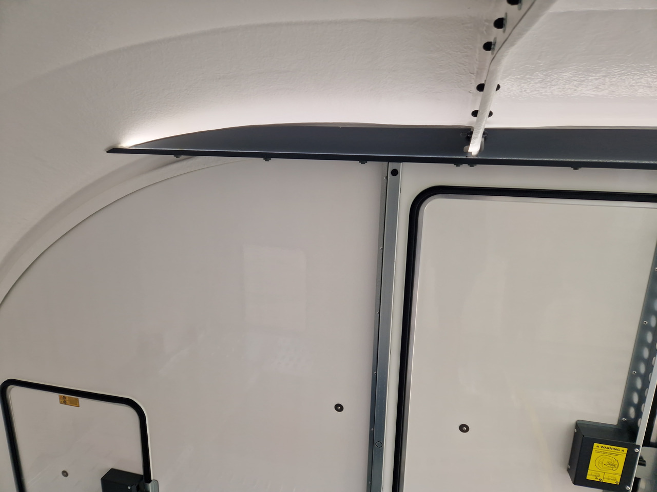 BJT Race Sport 550x210x188cm blackline E Winde Kamera 3500kg - Remorque porte-voitures: photos 4 BJT Race Sport 550x210x188cm blackline E Winde Kamera 3500kg - Remorque porte-voitures: photos 4