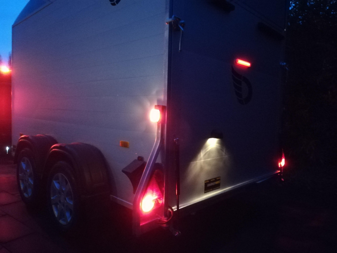 Cargo Roadster 500 312x167x199cm Alu Poly black Seitentür 100km/H Pullman 2000kg Sommer Aktion 2025 - Remorque fourgon: photos 3 Cargo Roadster 500 312x167x199cm Alu Poly black Seitentür 100km/H Pullman 2000kg Sommer Aktion 2025 - Remorque fourgon: photos 3