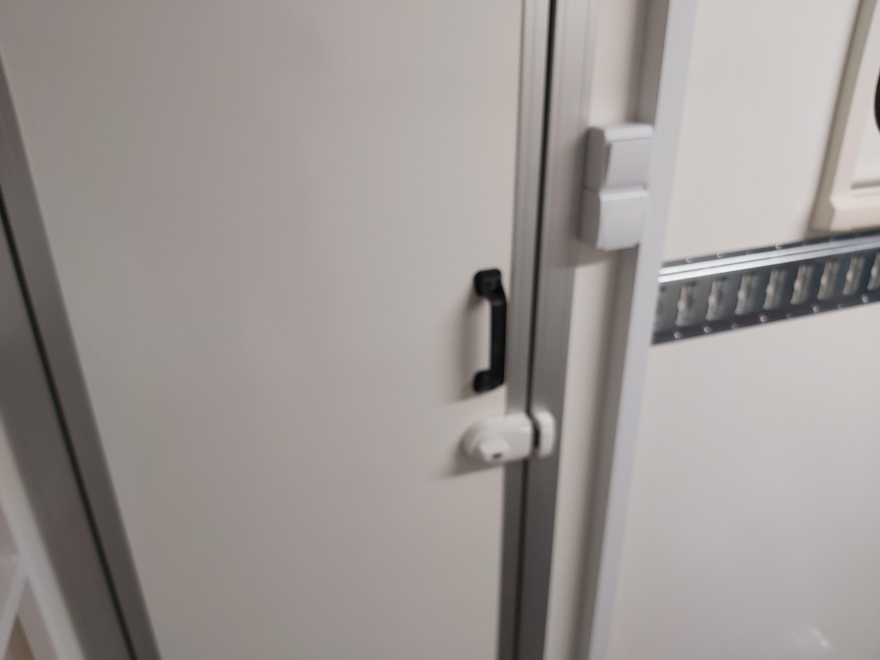 Caravane Koffer Sport Camp TFS 360.01 360x200x210cm aero Seitentür Heckrampe Fenster Bett (L) 100kmH 1300kg: photos 13