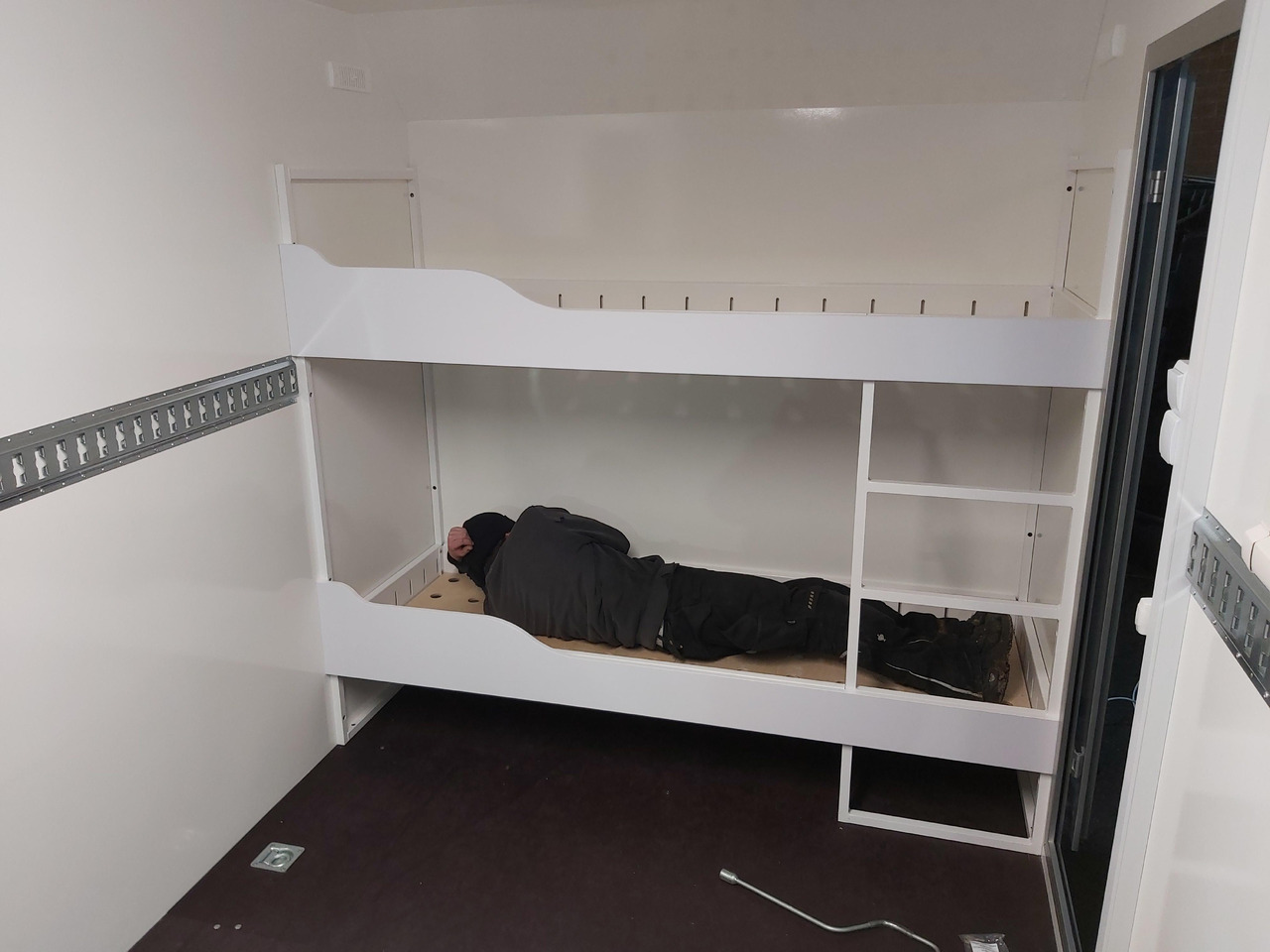 Caravane Koffer Sport Camp TFS 360.01 360x200x210cm aero Seitentür Heckrampe Fenster Bett (L) 100kmH 1300kg: photos 7