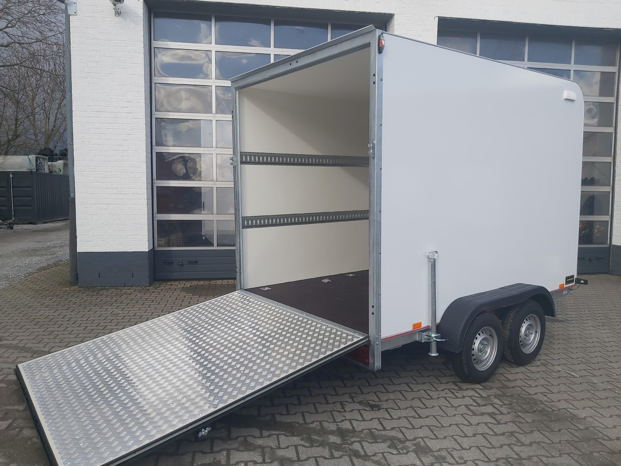 Koffer TFS 300T.01 2700 300x200x210cm aero Heckrampe Zurrsystem 100km/H 2700kg - Remorque fourgon: photos 1 Koffer TFS 300T.01 2700 300x200x210cm aero Heckrampe Zurrsystem 100km/H 2700kg - Remorque fourgon: photos 1