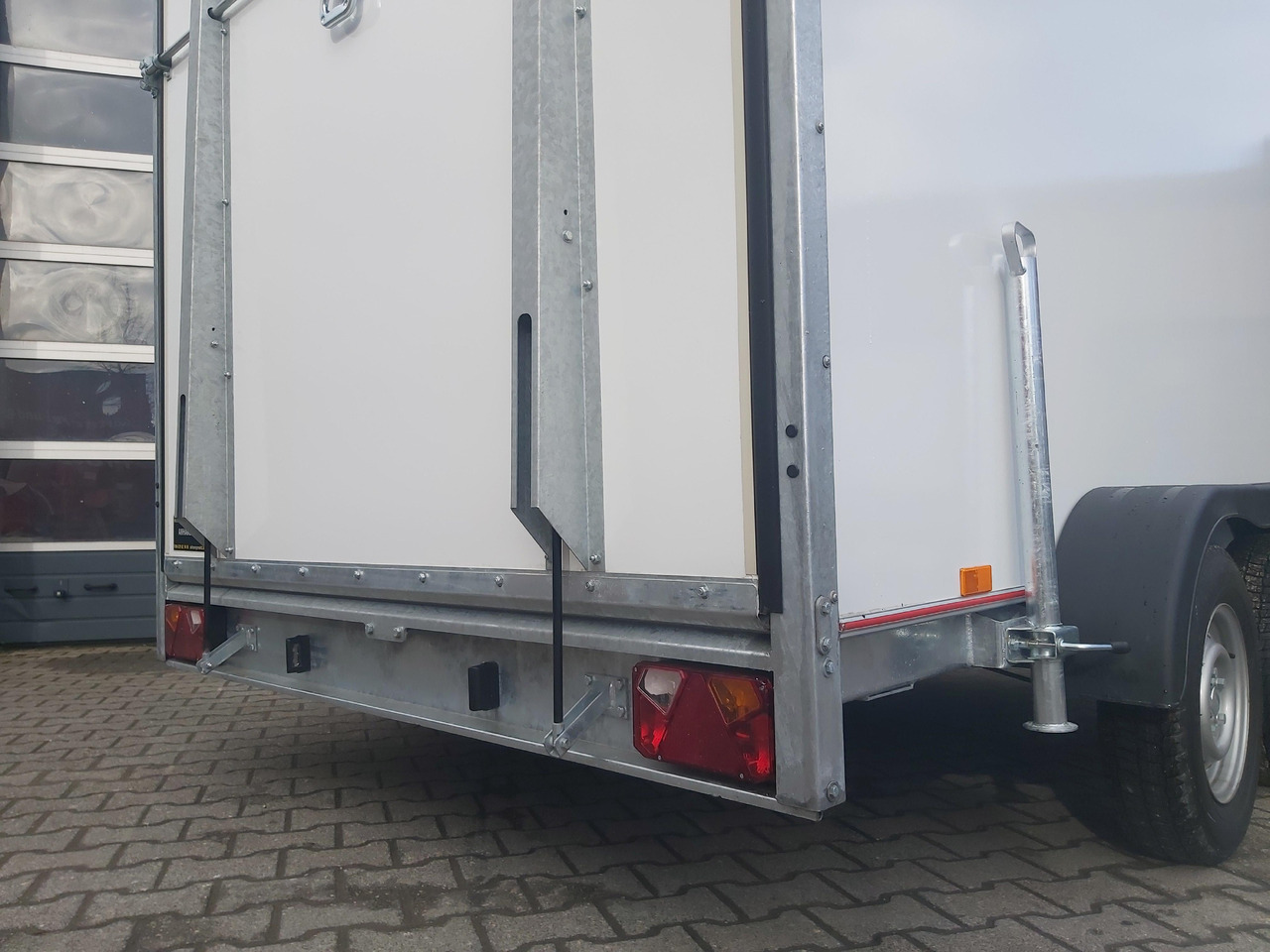 Koffer TFS 300T.01 2700 300x200x210cm aero Heckrampe Zurrsystem 100km/H 2700kg - Remorque fourgon: photos 4 Koffer TFS 300T.01 2700 300x200x210cm aero Heckrampe Zurrsystem 100km/H 2700kg - Remorque fourgon: photos 4
