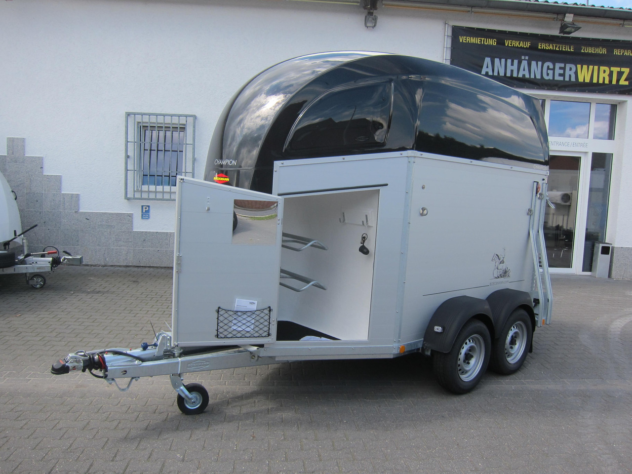 Pferdeanhänger Böckmann Champion R 165 Western Sattelkammer blackline 2400kg CFF 100 km/H Modell 22 - Van chevaux: photos 2 Pferdeanhänger Böckmann Champion R 165 Western Sattelkammer blackline 2400kg CFF 100 km/H Modell 22 - Van chevaux: photos 2