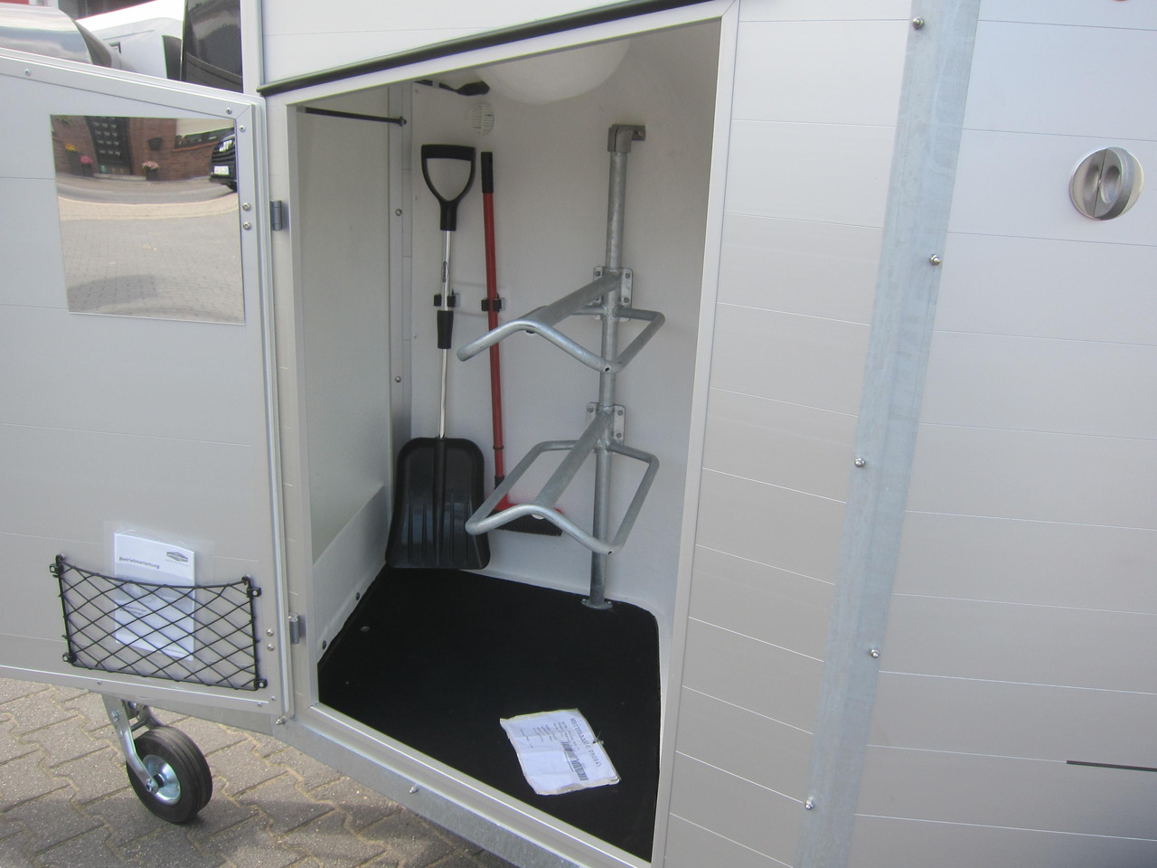 Pferdeanhänger Böckmann Champion R 165 Western Sattelkammer blackline 2400kg CFF 100 km/H Modell 22 - Van chevaux: photos 3 Pferdeanhänger Böckmann Champion R 165 Western Sattelkammer blackline 2400kg CFF 100 km/H Modell 22 - Van chevaux: photos 3