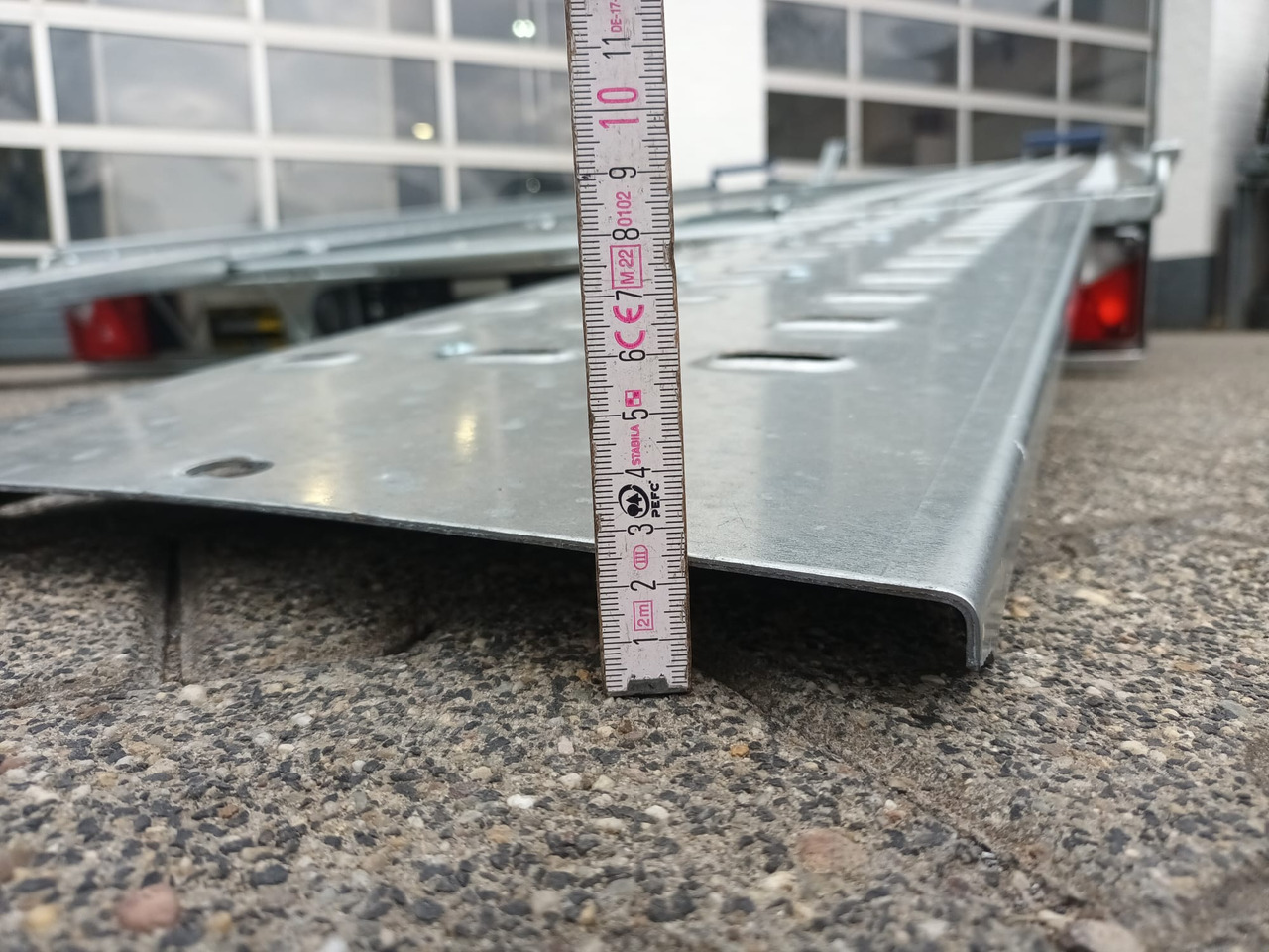 Saris Cartrailer AT 401 202 2700 2 K easyload ankippbar Rampen Fahrschienen Radstop 2700kg 100km/H - Remorque porte-voitures: photos 4 Saris Cartrailer AT 401 202 2700 2 K easyload ankippbar Rampen Fahrschienen Radstop 2700kg 100km/H - Remorque porte-voitures: photos 4