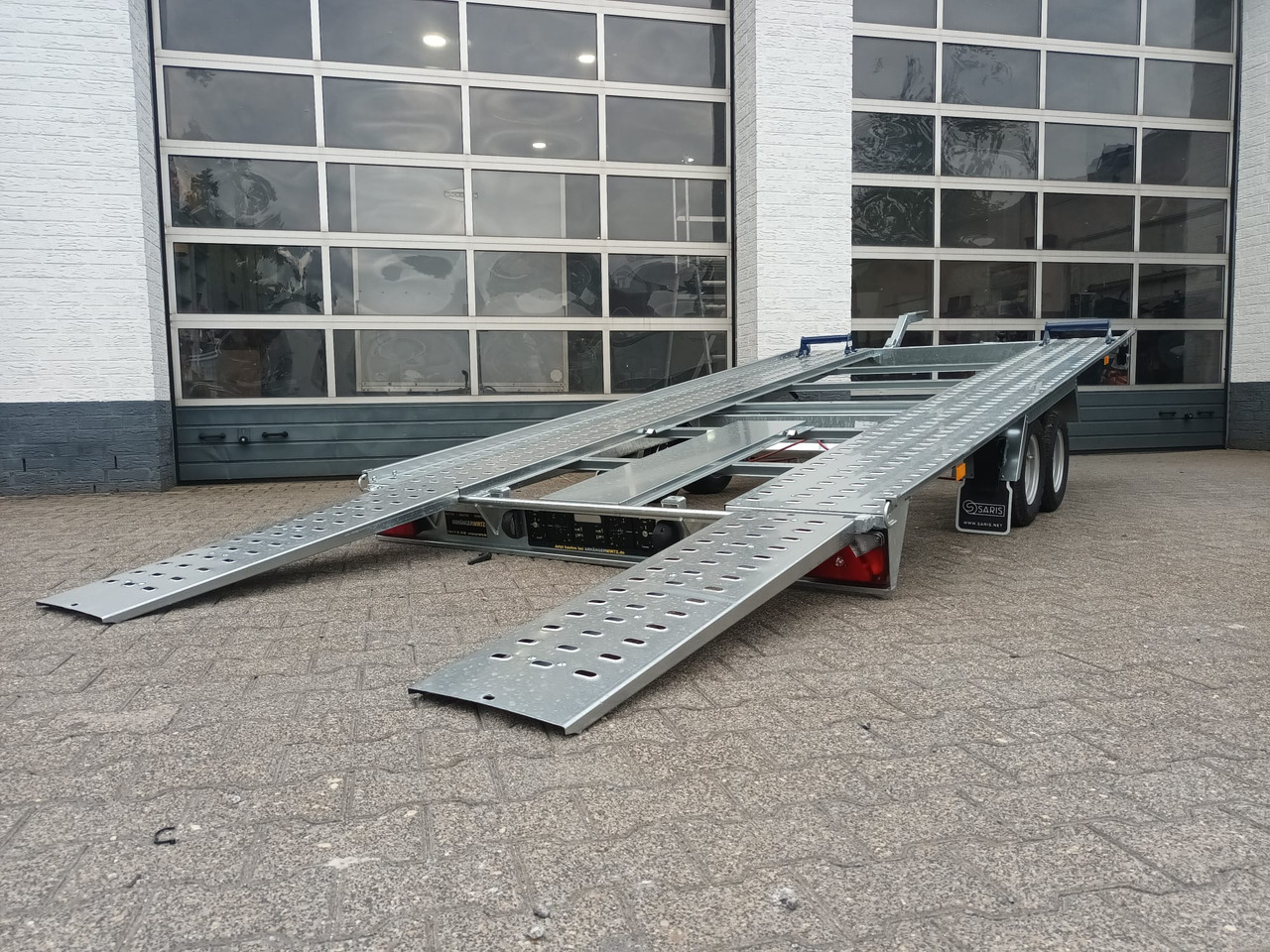 Saris Cartrailer AT 401 202 2700 2 K easyload ankippbar Rampen Fahrschienen Radstop 2700kg 100km/H - Remorque porte-voitures: photos 1 Saris Cartrailer AT 401 202 2700 2 K easyload ankippbar Rampen Fahrschienen Radstop 2700kg 100km/H - Remorque porte-voitures: photos 1
