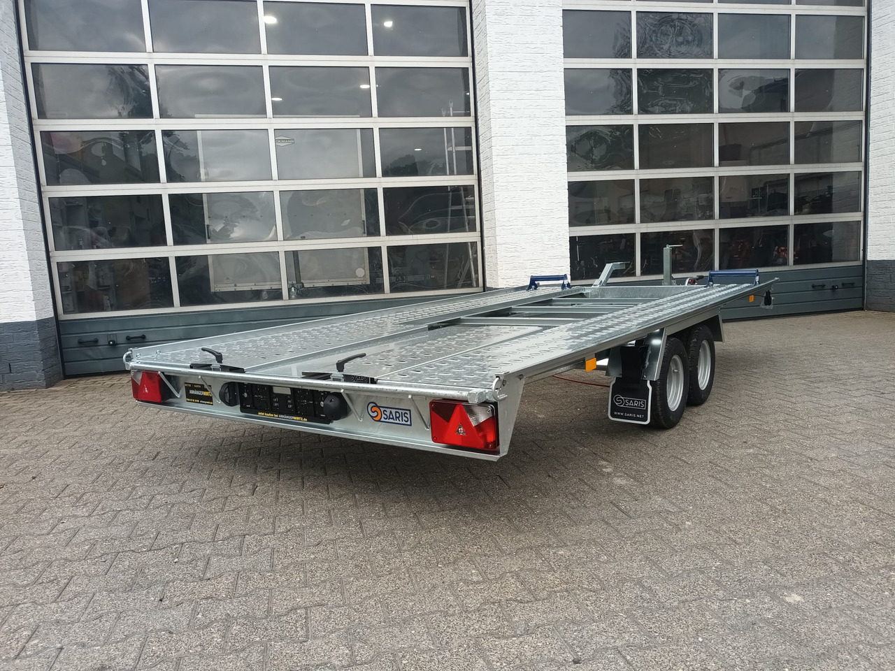 Saris Cartrailer AT 401 202 2700 2 K easyload ankippbar Rampen Fahrschienen Radstop 2700kg 100km/H - Remorque porte-voitures: photos 5 Saris Cartrailer AT 401 202 2700 2 K easyload ankippbar Rampen Fahrschienen Radstop 2700kg 100km/H - Remorque porte-voitures: photos 5