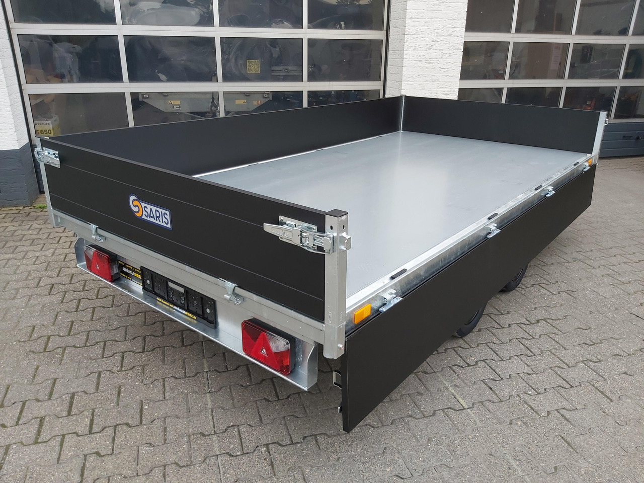 Remorque benne Saris Kipper K1 356 184 3500 2 E 356x184x35cm black Elektro&Not 13" (L) 3500kg preorder 2024: photos 8 Remorque benne Saris Kipper K1 356 184 3500 2 E 356x184x35cm black Elektro&Not 13" (L) 3500kg preorder 2024: photos 8