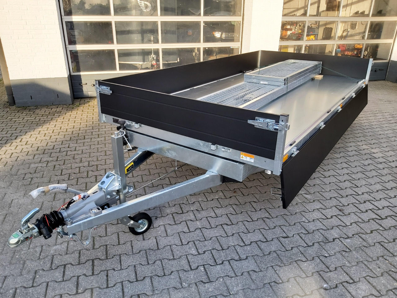 Saris Kipper K3 406 204 3500 2 E 406x204x35 black elektro NH Rampen Blattfeder 3500kg Herbst Aktion - Remorque benne: photos 4 Saris Kipper K3 406 204 3500 2 E 406x204x35 black elektro NH Rampen Blattfeder 3500kg Herbst Aktion - Remorque benne: photos 4