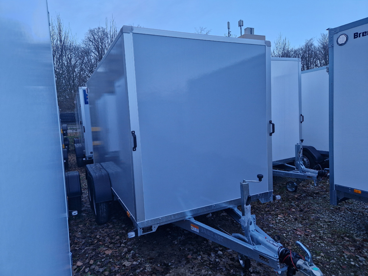 Saris Koffer GO 356 169 180 2700 2 356x169x180cm grau GFK Heckrampe (L) 2700kg - Remorque fourgon: photos 1 Saris Koffer GO 356 169 180 2700 2 356x169x180cm grau GFK Heckrampe (L) 2700kg - Remorque fourgon: photos 1
